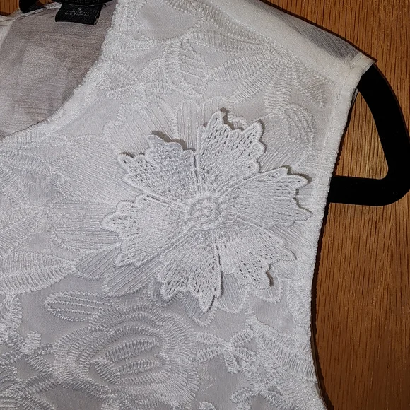 NWT ✨️$50 Marc New York Andrew Marc White Floral Lace Blouse - Picture 4 of 6